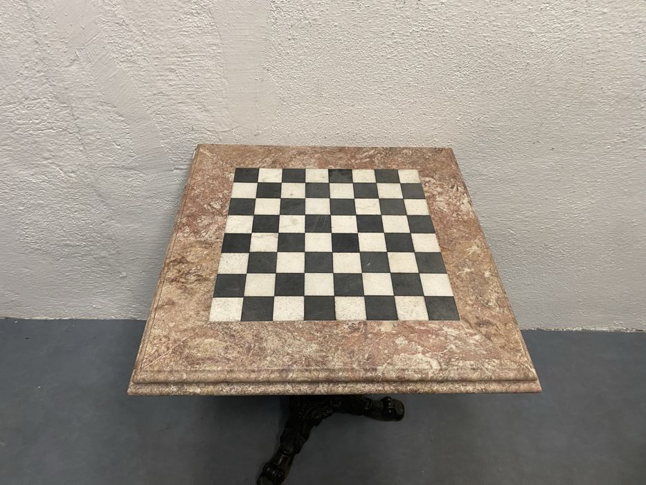 Френска маса за игра на шах с мраморен плот и основа от чугун