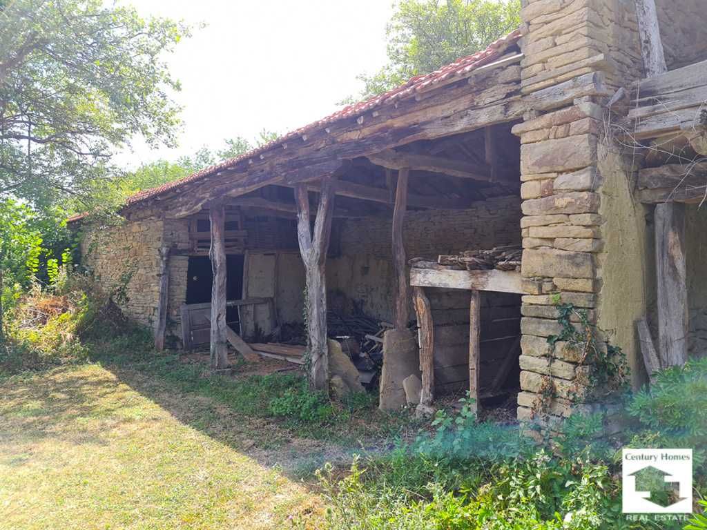 175065 Реновирана къща с голям двор и панорамна гледка в село Буря