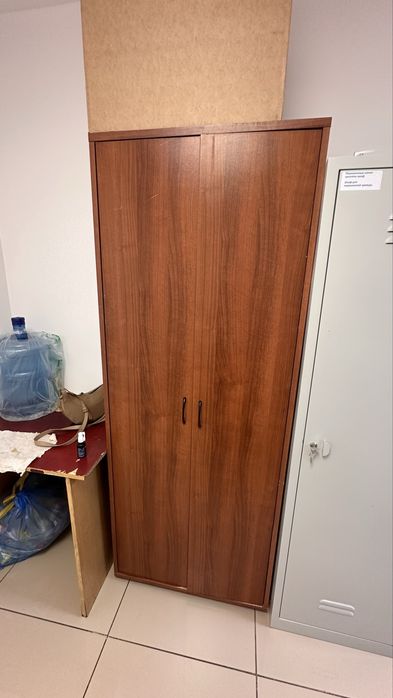 Продается шкаф для одежды, и шкафчик для раздевалки