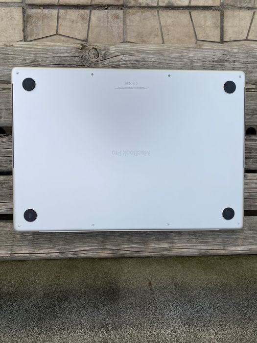 Продавам Macbook Pro A2485