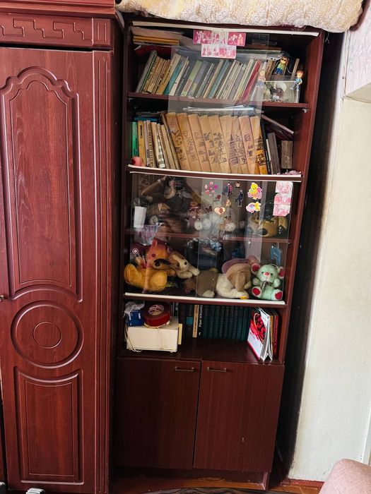 Шкафы книжные полированные 2шт. в хорошем состоянии