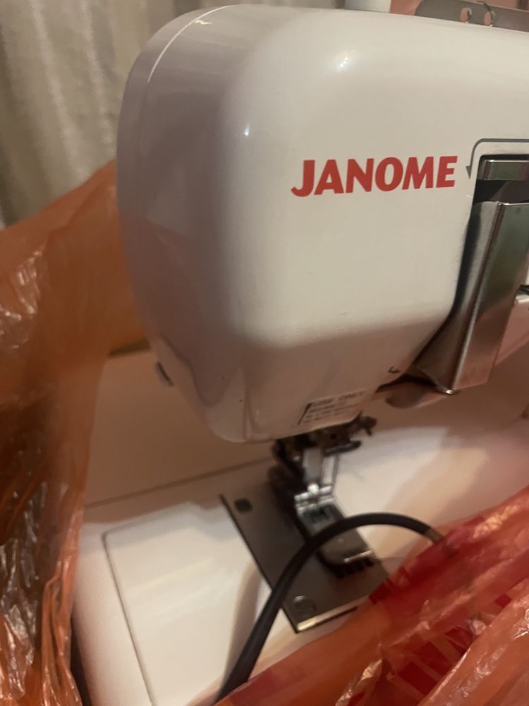 Продам швейную машину janome coveh pro --- 1000.