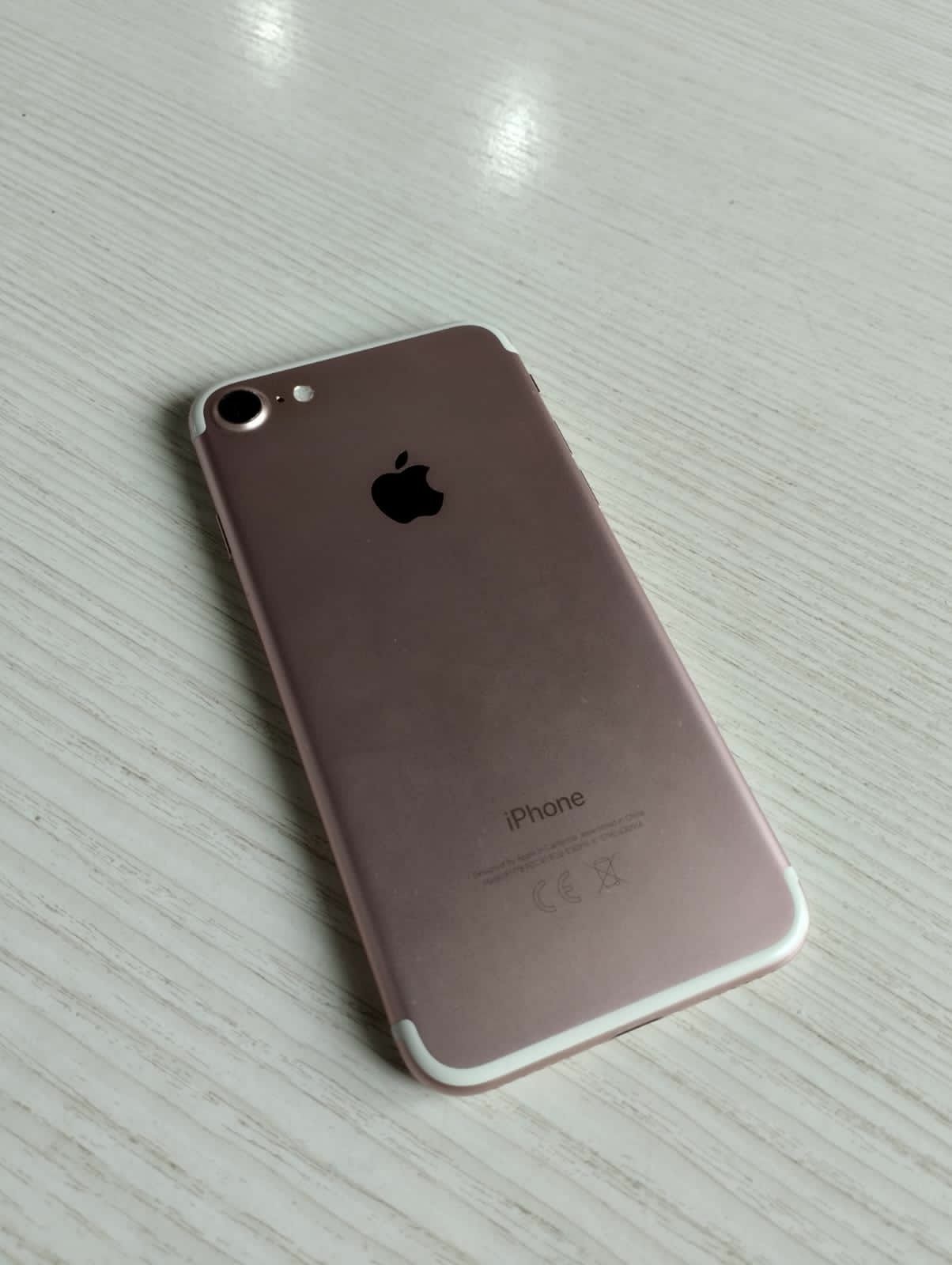 iPhone 7  в отличном состоянии