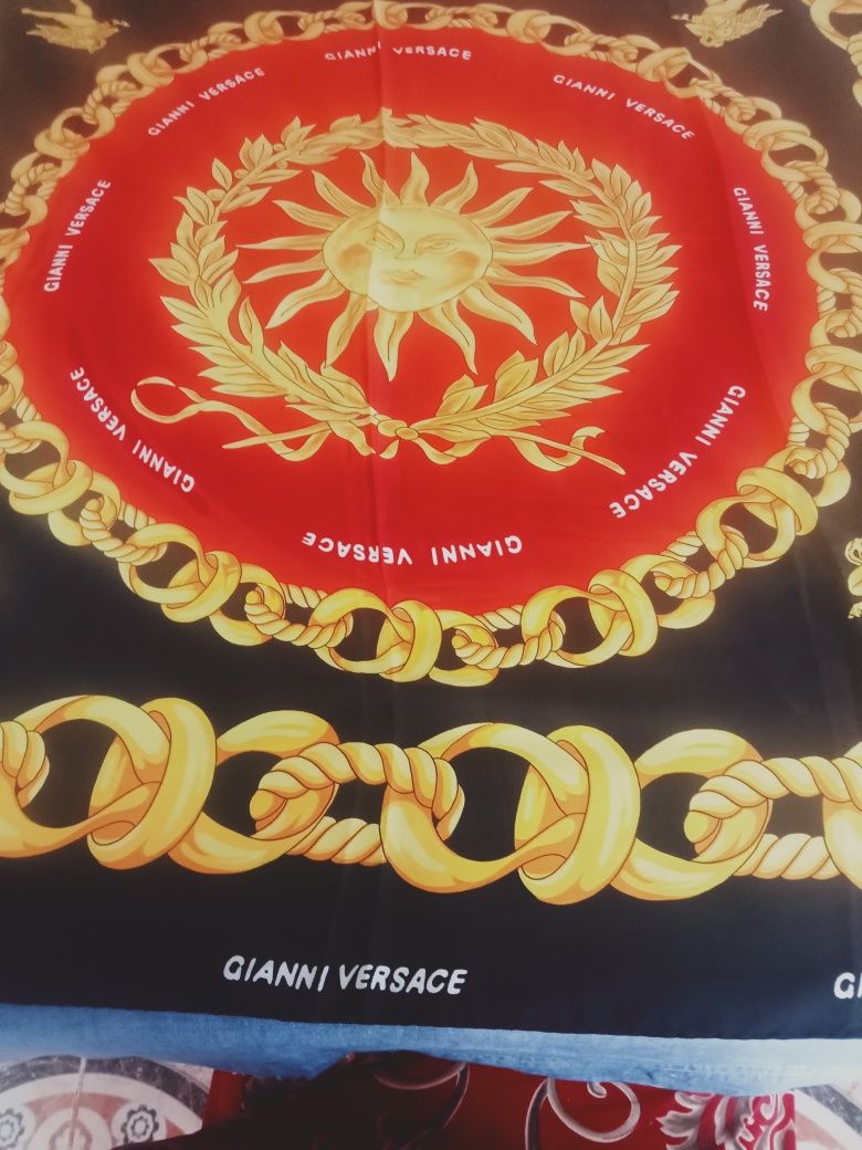 Eșarfă mărime 100cm /100 cm marca Versace