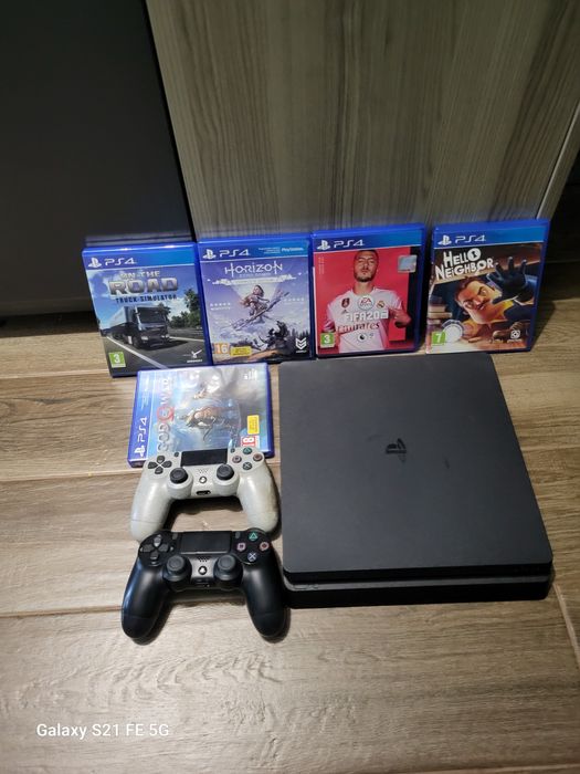 Playstation 4 + volan s pedali