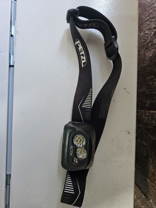 Продам налобный фонарь Petzl actik