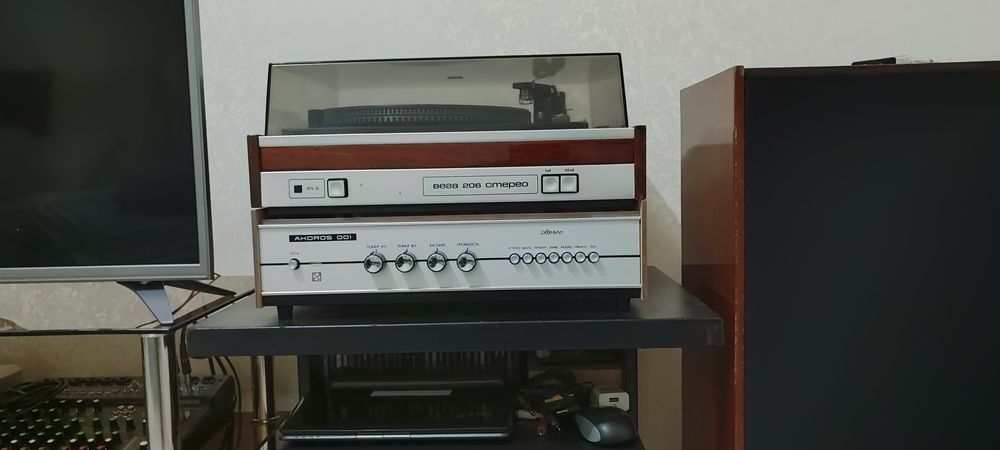 Винтажный проигрыватель и усилитель