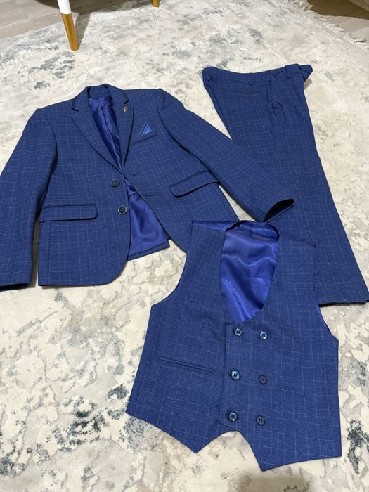 Костюм брюки и жилетка 8-9лет