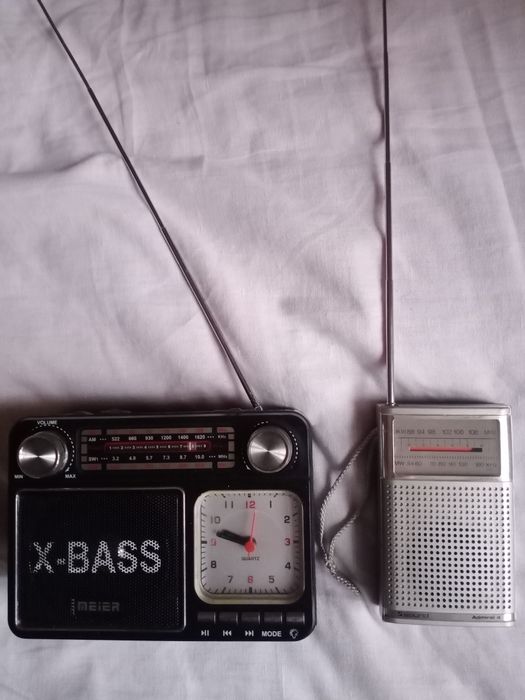 Радио приёмник с флэшкой и с часами,второй без флешки немецкий