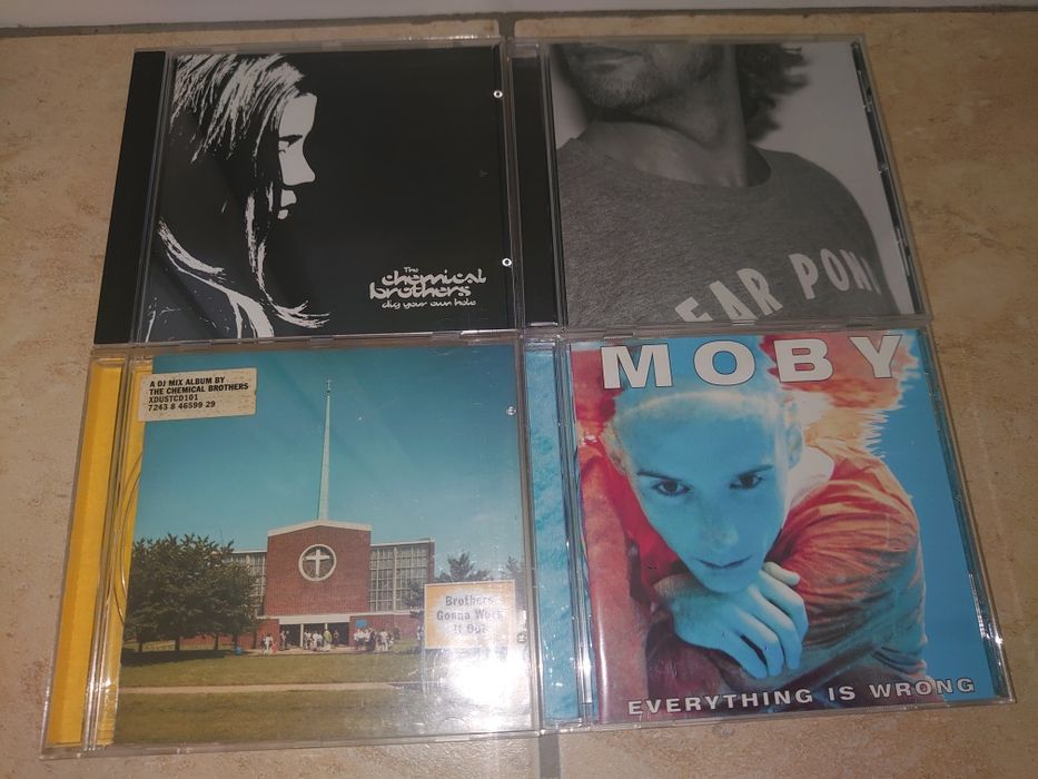 CD uri cu muzică electronică, drum & bass, techno