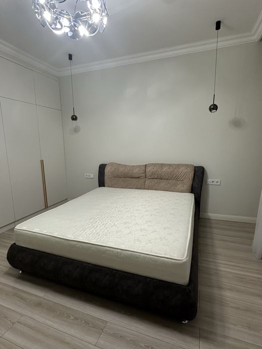 Кровать двуспальная 180х200 с матрасом