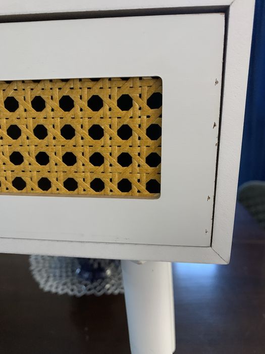 Бели нощни шкафчета