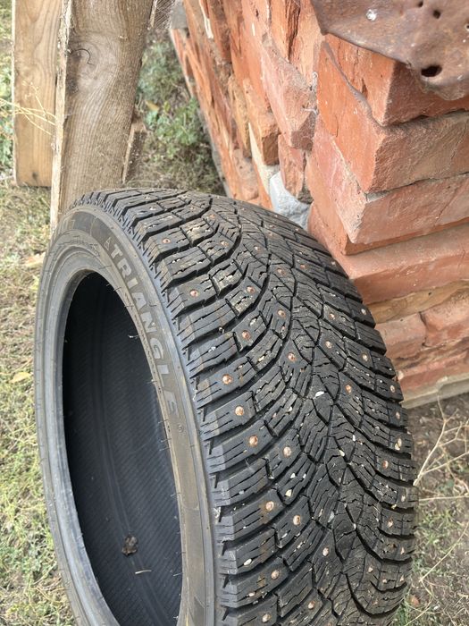 Продам комплект зимних шин Triangele 235/45 R18