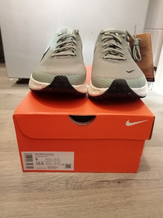 Vând adidași Nike Revolution 8 42.5