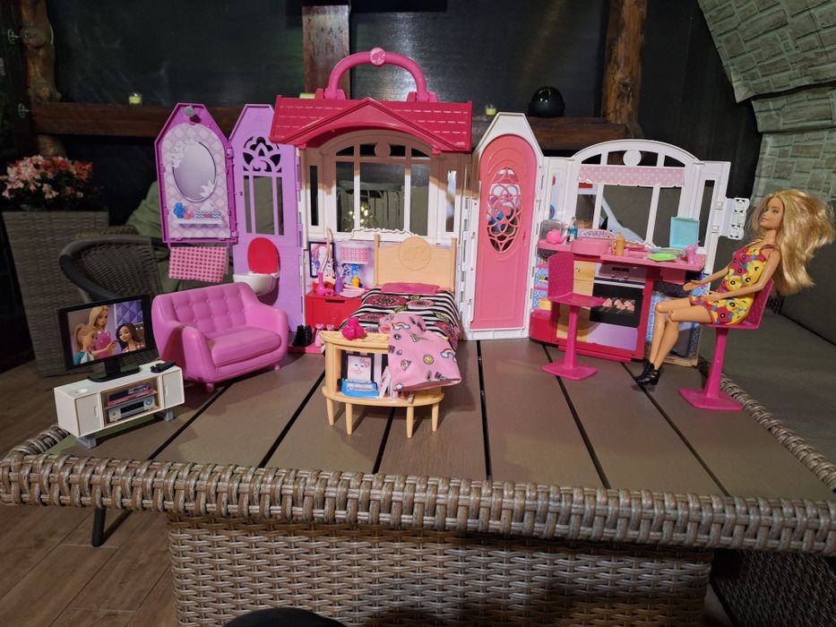 Vând set Barbie casa de vis complet utilată și mobilata cu accesorii.