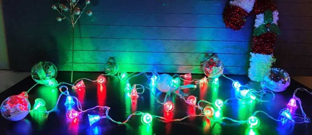 Многоцветни коледни LED лампички с камбанки -  - 5м ,28бр лампички.
