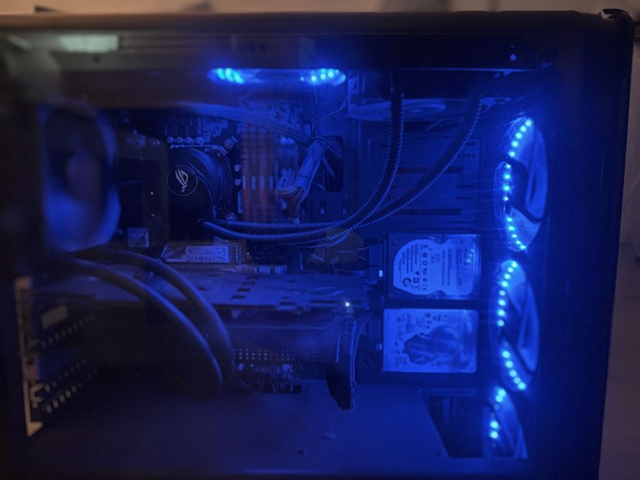 PC Gaming i7 + GTX 1070 Ti (AIO) + Monitor ASUS + Tastatură + Mouse