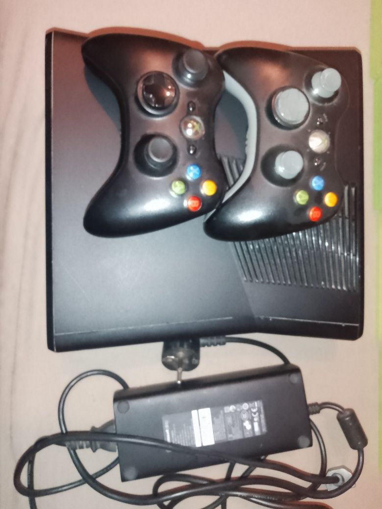 Xbox 360 cu 2 manete și 15 jocuri