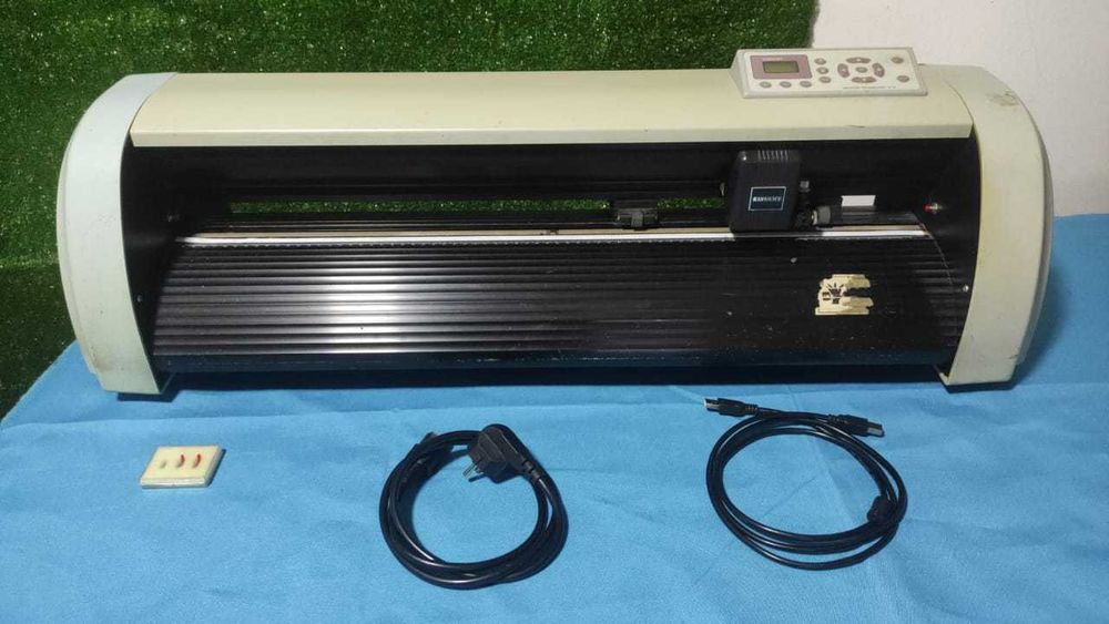 Режущий плоттер для наружной рекламы и т.д. (винил, пленка) + доп.ножи