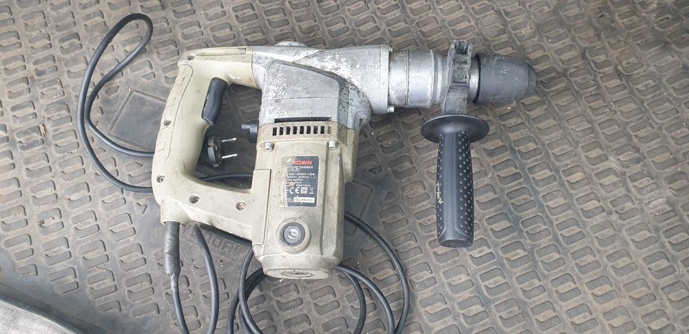 Мощный перфоратор Crown на 1200W.