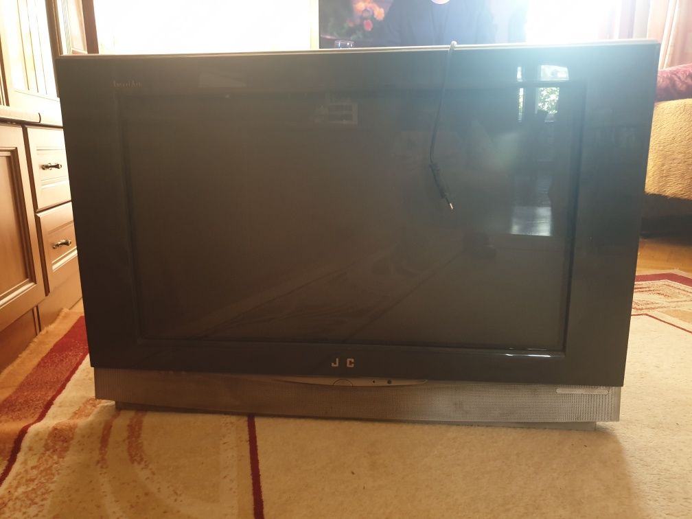 Телевизор JVC стар
