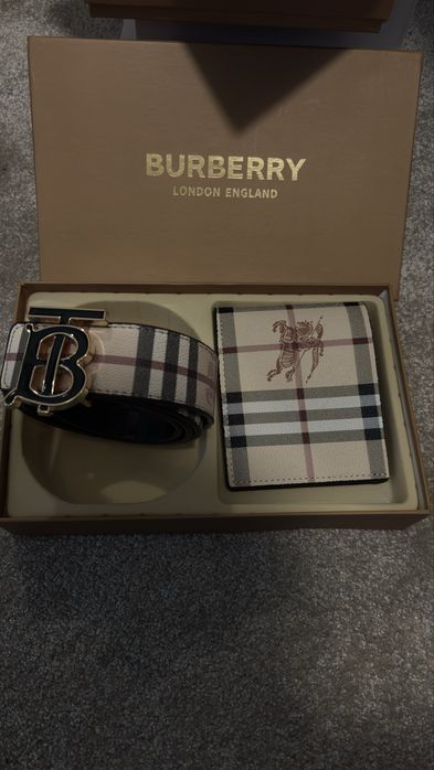 Burbbery Set Curea Portofel Bej