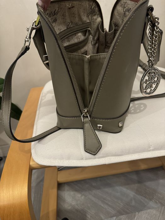 Като нова!!! Много запазена чанта Guess