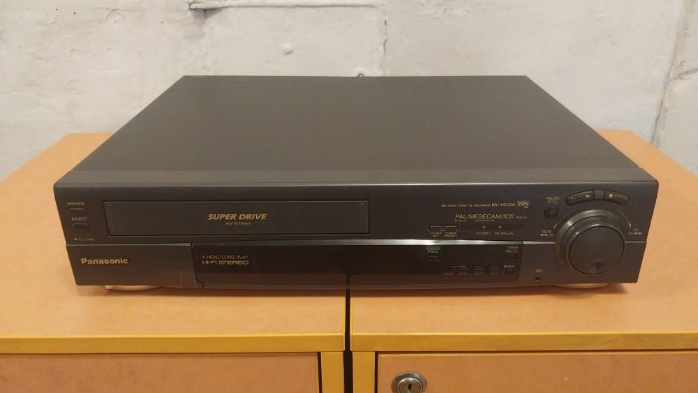 Panasonic NV-HD100 Hi-Fi Stereo видеомагнитофон