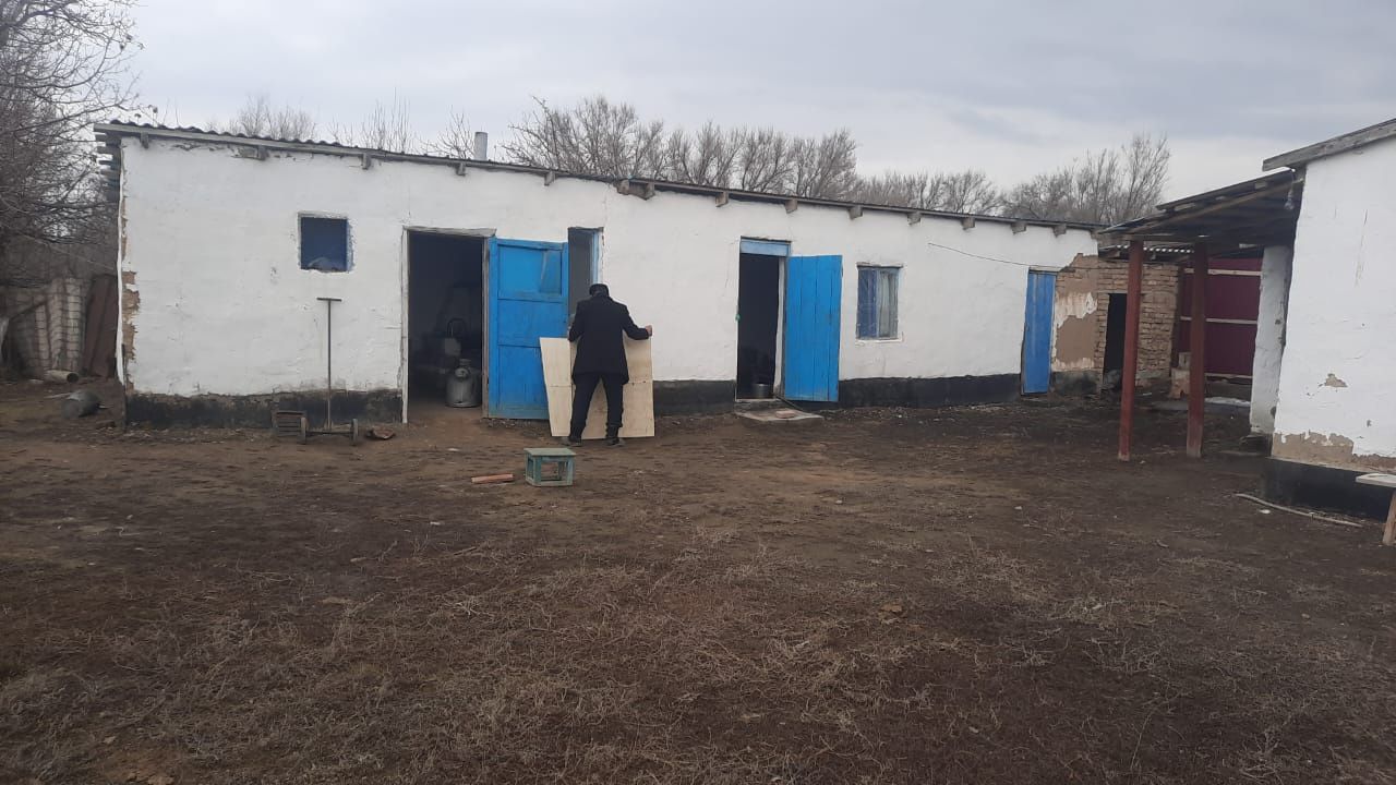 Үй сатылады. Мал ұстауға қолайлы жерде орналасқан.