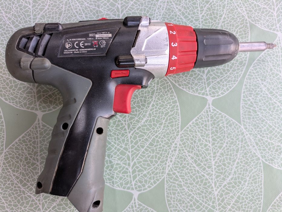 Vând trusă de înfiletat/înșurubat Skil 12 V