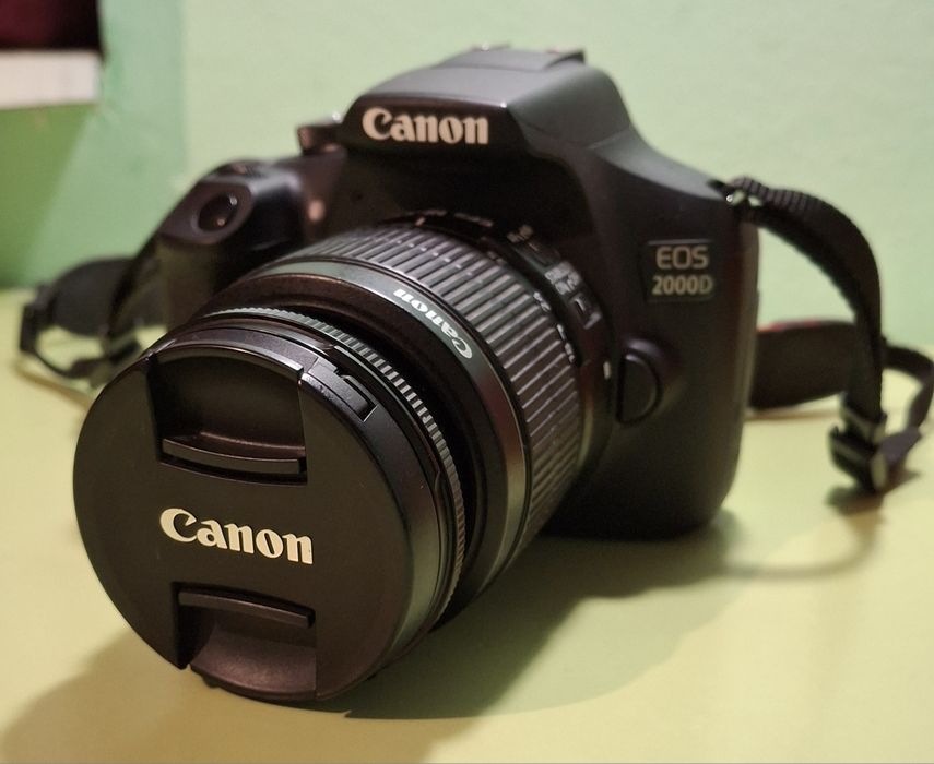 Canon EOS 2000D +obiectiv EF-S 18-55mm IS II