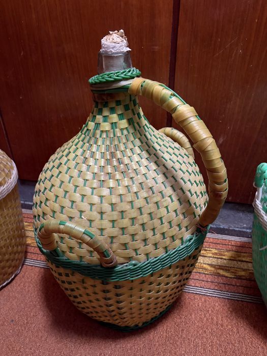 Продавам плетени и здрави дамаджани