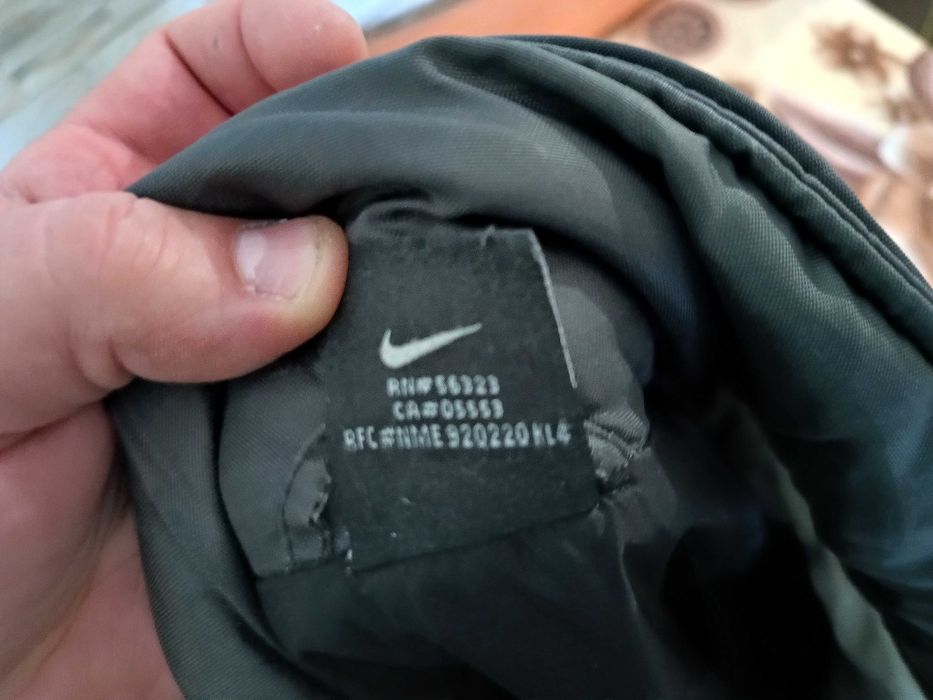 Продавам оригинално тъмно-сиво зимно яке Nike