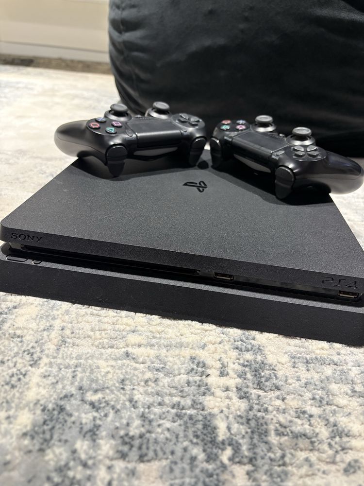 PS4 в отличном состоянии + бонус: 2 игры и 2 геймпада!