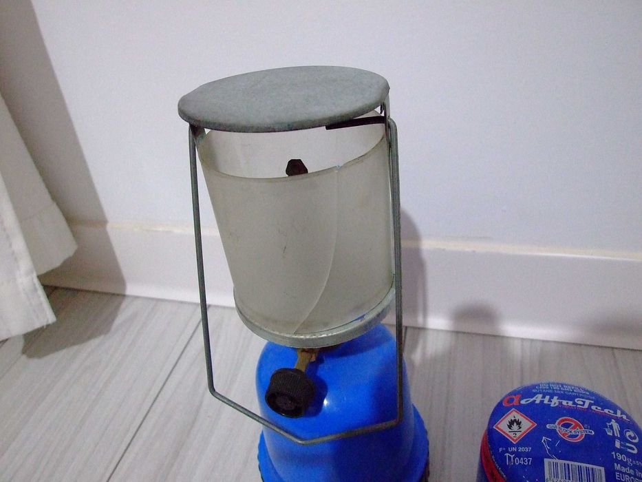Lampa pe gaz pentru camping cu un mic defect
