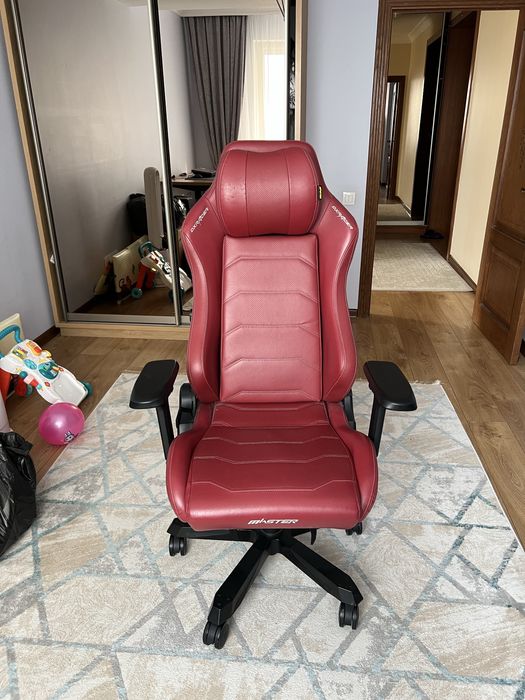 Компьютерный стол и кресло