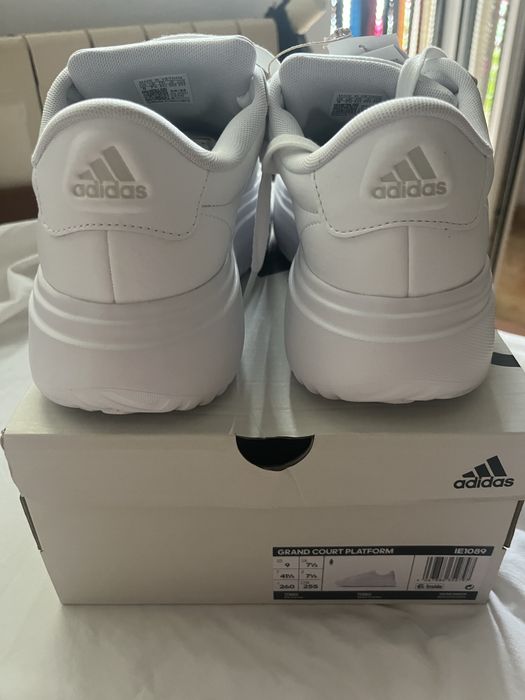 ЧИСТО НОВИ! Дамски кецове Адидас