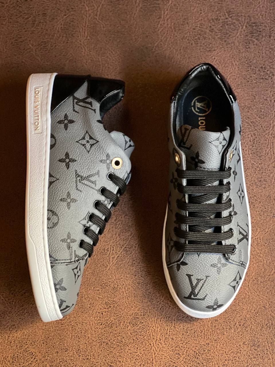 Adidasi louis vuitton
36-40
290 lei