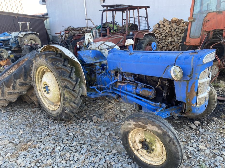 Dezmembrez ford dexta fordson