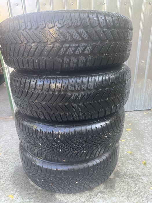 Se vand 4 anvelope iarna 195/65/15 cu tot cu jante 5x112