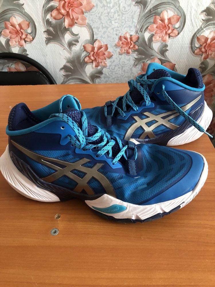 Продам Кросовки Asics новые