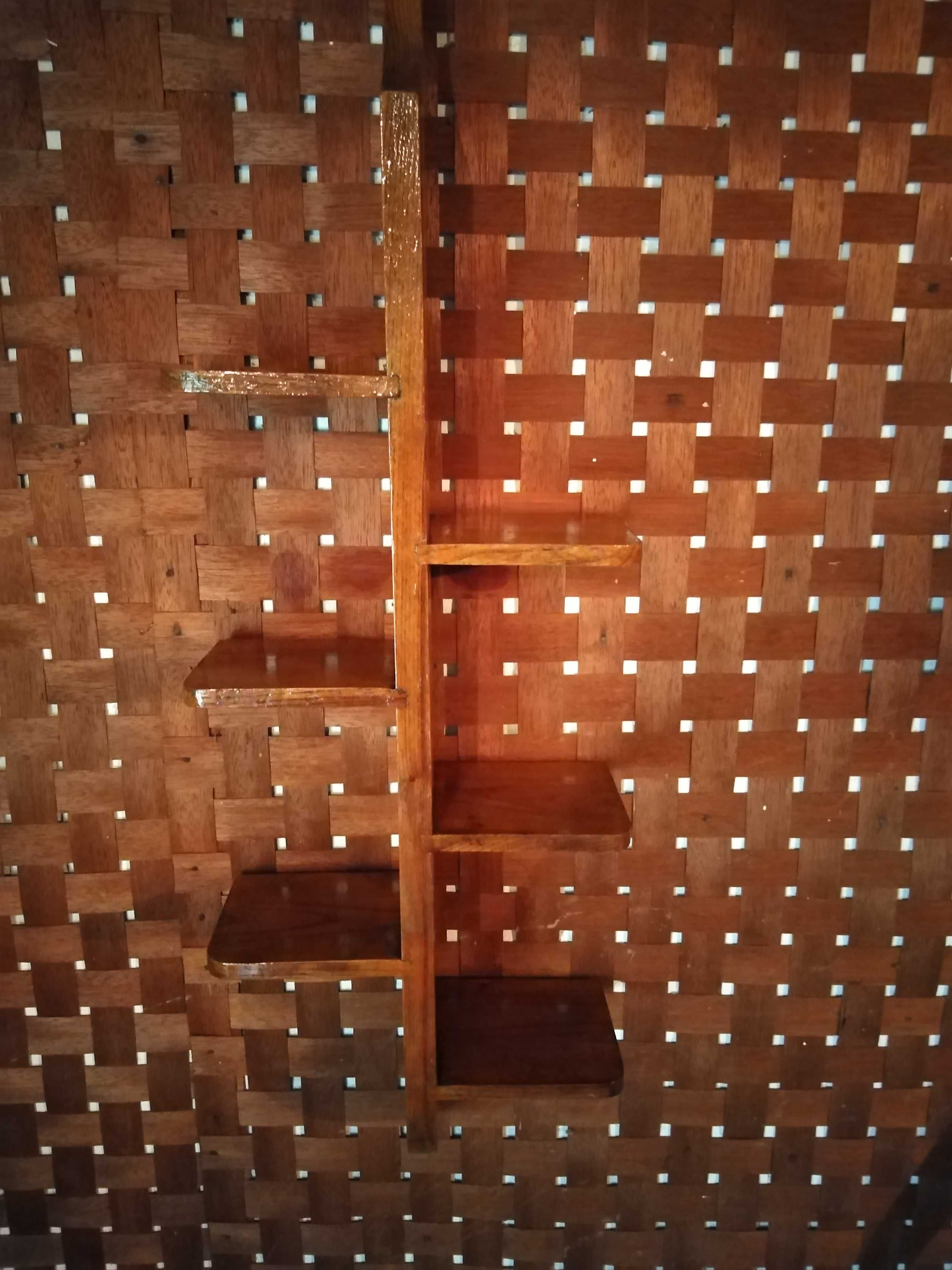 Дървена полица за стена
