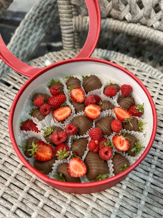 Клубника малина банан голубика в шоколаде