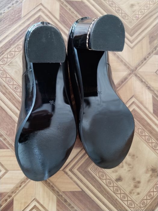 Чёрные лакированные женские туфли