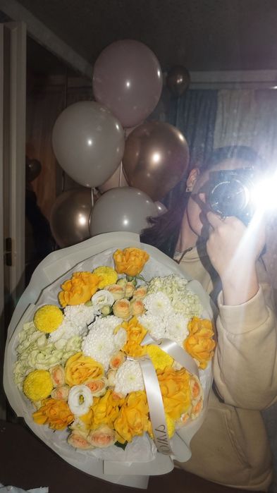 Цветы вместе с воздушными шарами