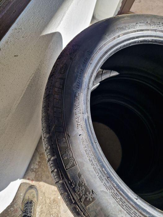 Продавам зимни гуми Мишелин "пилот"алпин 225/50/18.Цена 450лв за 4бр.