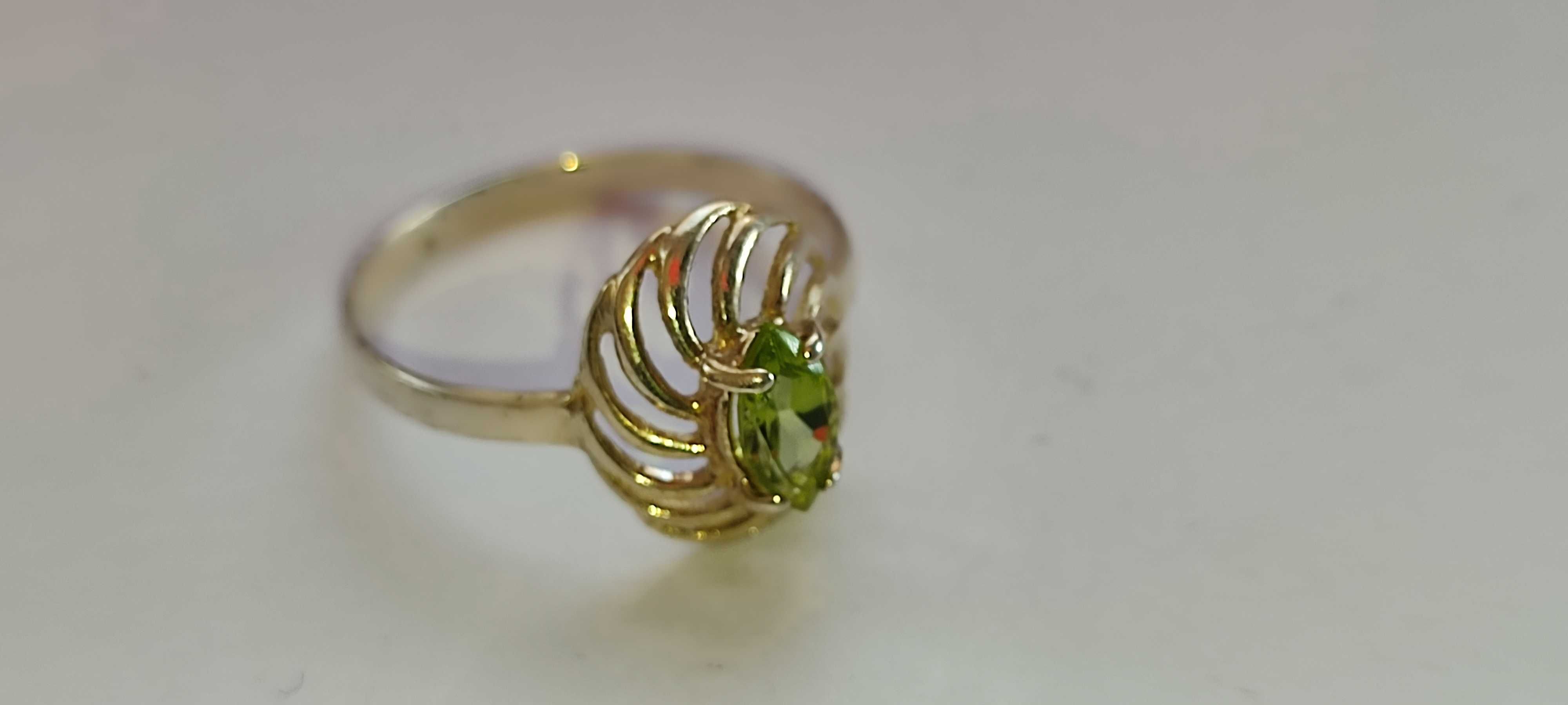 Красивое серебряное кольцо с камнем ХРИЗОЛИТ, размер 17.