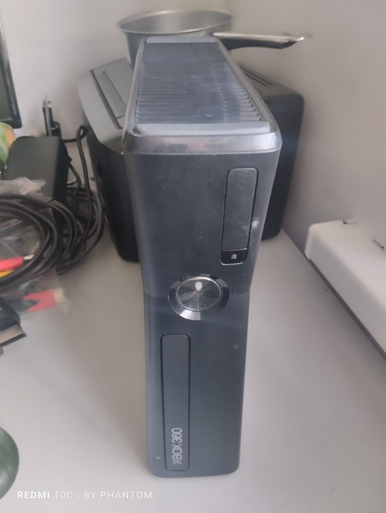 Xbox360 slim sotiladi