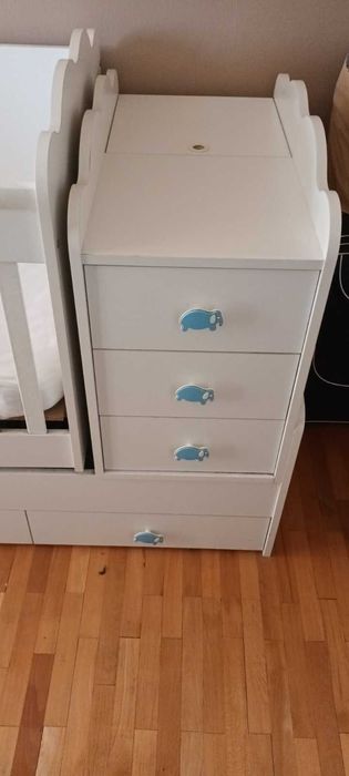 Бебешка кошарка, трансформираща се в юношеско легло и бюро