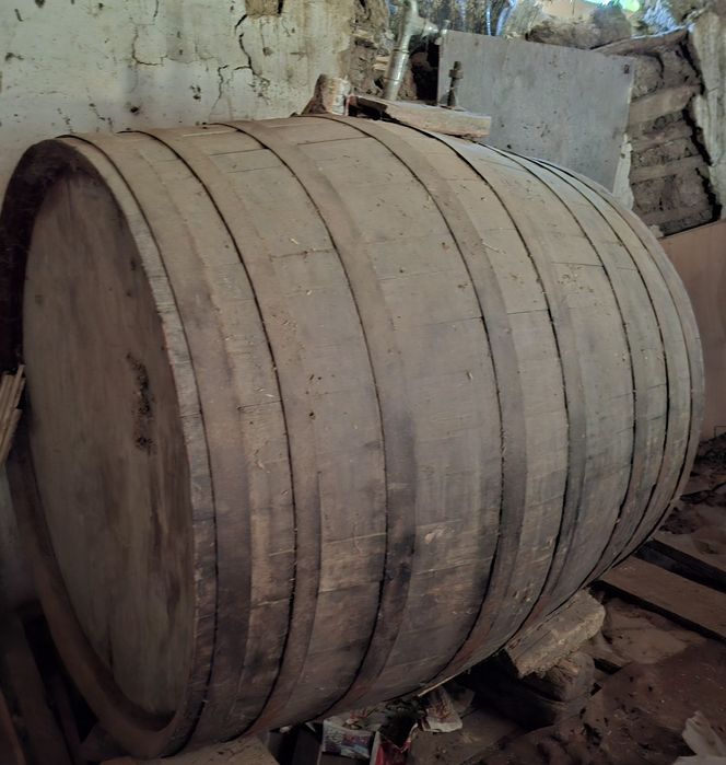 Butoi vechi 2000 litrii pentru vin,decor-wine bar sau de facut ciubar,